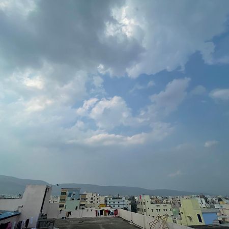 Pearl Stays, Tirupati - Very Convenient For The People Coming From Bangalore And Chennai - You Can Skip City Traffic While Reaching Any Temple In Tirupati - Covered Parking - 24Hrs Front Desk And Hot Water - Free Wifi - Flexible Checkin-In Check-Out Exterior foto
